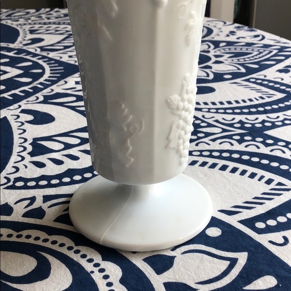 VINTAGE MILK GLASS VASE - Picture 3 of 6